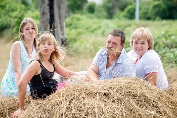 Lycklig familj på naturen — Stockfoto