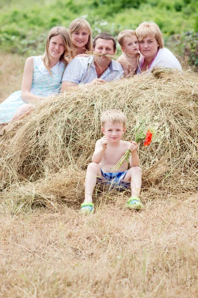 Gelukkige familie over aard — Stockfoto
