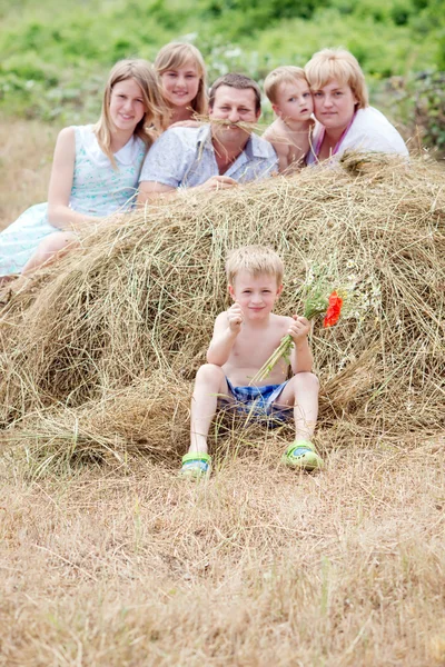 Счастливая семья на природе — стоковое фото