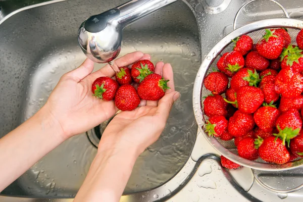 Chica lava fresas — Foto de Stock