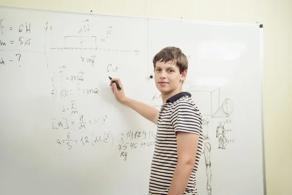 Bellissimo giovane studente con libro — Foto Stock