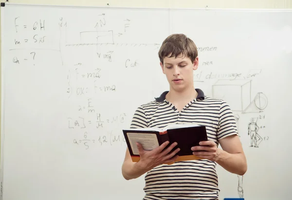 Retrato de una hermosa joven estudiante — Foto de Stock