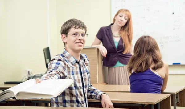 Veselá učitel se studenty — Stock fotografie