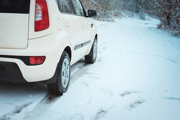 Auto op winterweg — Stockfoto