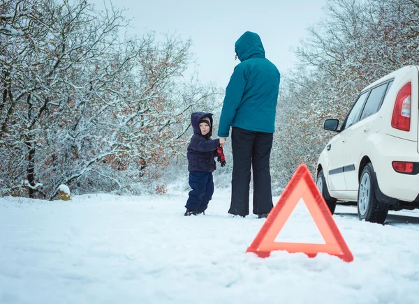 Žena s dítětem na Zimní silnici. — Stock fotografie