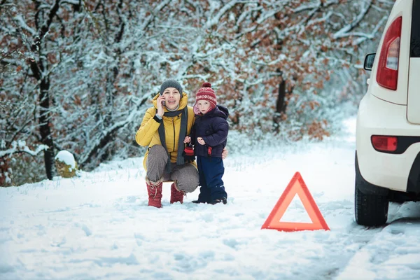 Frau mit Kind auf der winterlichen Straße — Stockfoto