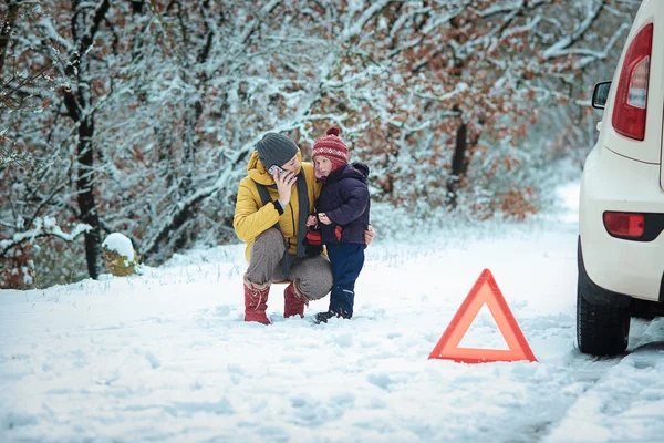 Женщина с ребенком на зимней дороге — стоковое фото