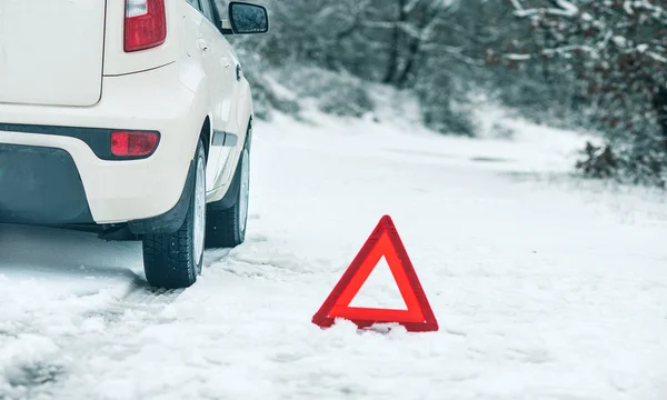 Carro de parada de emergência na estrada de inverno — Fotografia de Stock