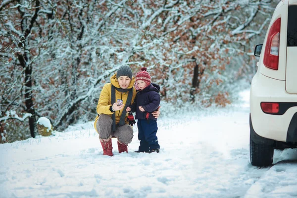 Frau mit Kind auf der winterlichen Straße — Stockfoto