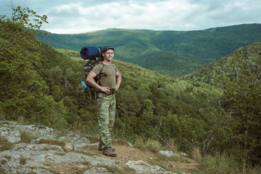 Yürüyüş yapan genç adam gülümseyen mutlu portre.