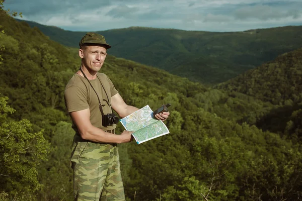 Young man hiking smiling happy portrait. Male hiker walking in f — Stock Photo, Image