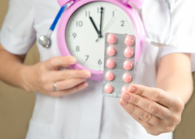 Doktor hap içinde el ile