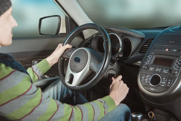 Homme conduisant une voiture — Photo