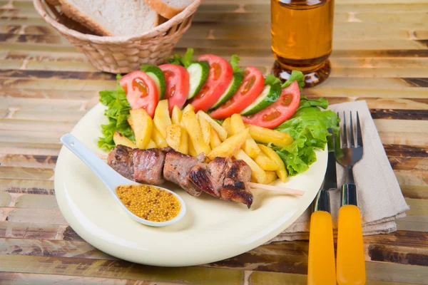 Schaschlik auf einem Teller — Stockfoto