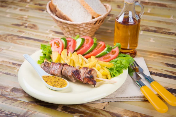 Schaschlik auf einem Teller — Stockfoto