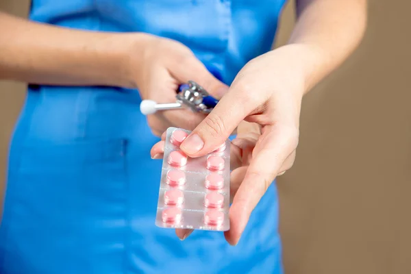 Médico con pastillas en la mano —  Fotos de Stock