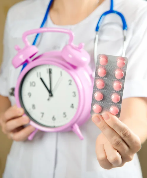 Médico con pastillas en la mano — Foto de Stock