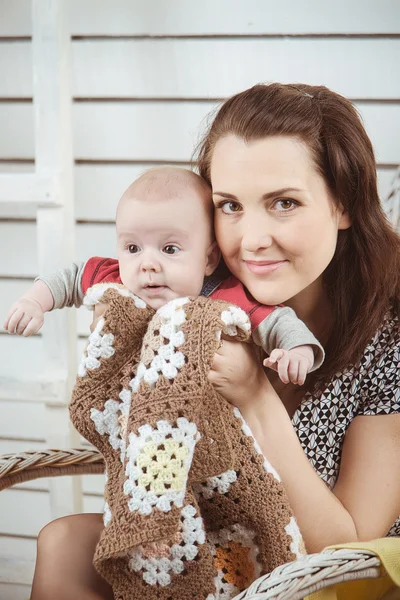 Jonge moeder met haar baby — Stockfoto