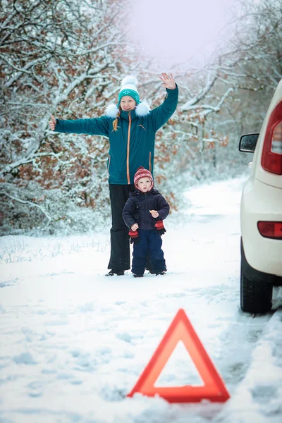 Frau mit Kind auf der winterlichen Straße. — Stockfoto