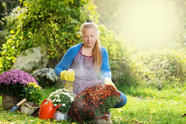 Girl watering flowers — Stock Photo, Image