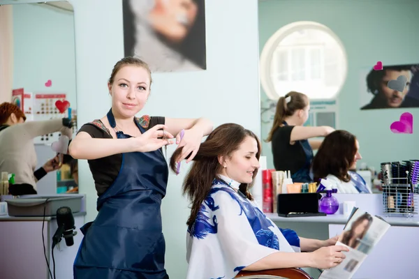 Hands of professional hair stylist — Stock Photo, Image