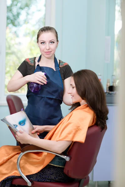 Handen van professionele haarstylist — Stockfoto