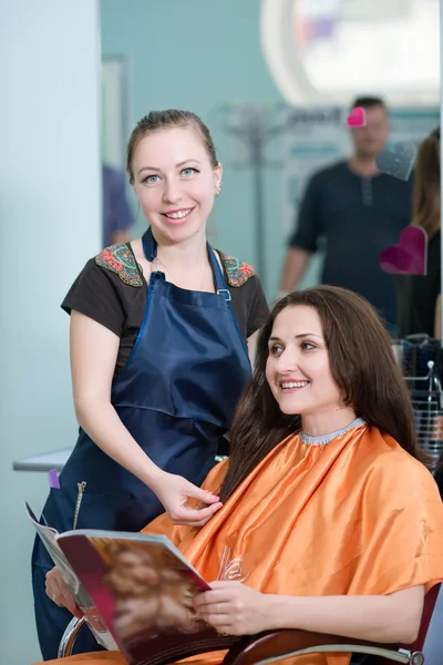 Hands of professional hair stylist — Stock Photo, Image