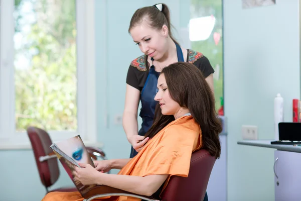 Handen van professionele haarstylist — Stockfoto