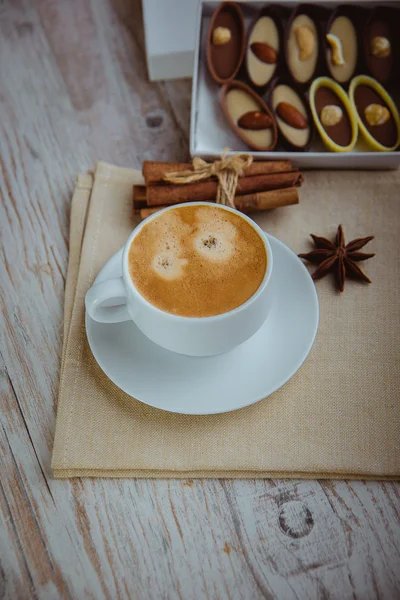 Tazza di caffè con cioccolatini — Foto Stock