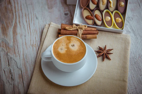 Tasse Kaffee mit Pralinen — Stockfoto