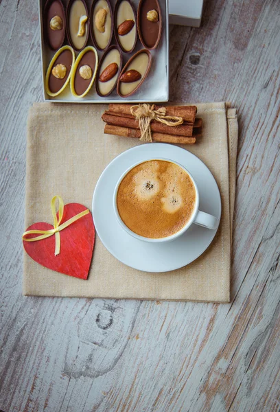 Tasse Kaffee mit rotem Herz — Stockfoto