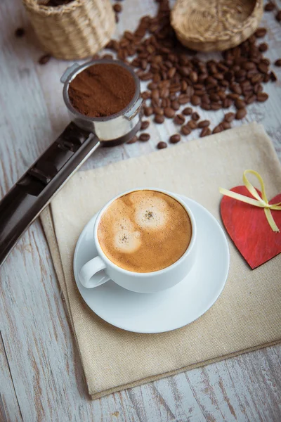 Tasse Kaffee mit rotem Herz — Stockfoto