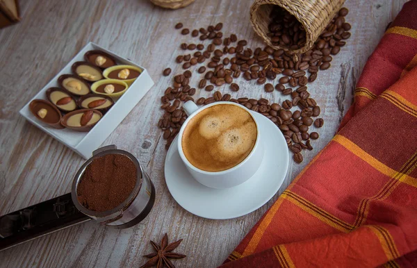 Tasse Kaffee mit Pralinen — Stockfoto