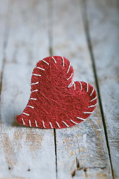 Retro valentine heart on grunge wood background. — 图库照片