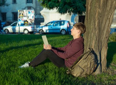  Parkta dizüstü bilgisayarı olan bir adam.