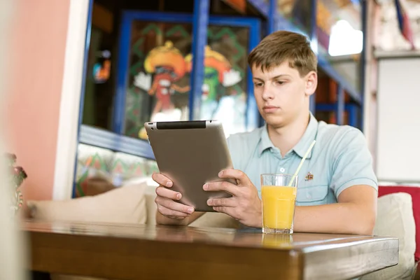 Man met een laptop in een café — Stockfoto