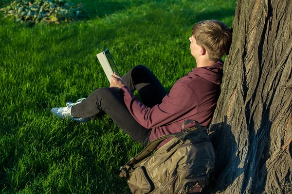 Mand med en bærbar computer i parken - Stock-foto