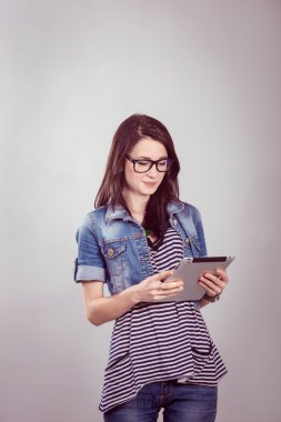 stüdyoda bir dizüstü bilgisayar ile kız öğrenci