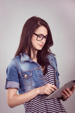 stüdyoda bir dizüstü bilgisayar ile kız öğrenci