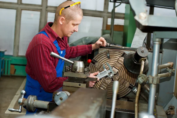 Homme travaille pour la machine de production — Photo