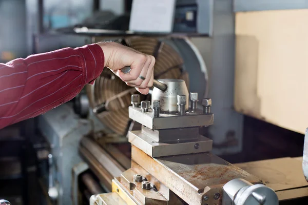 Mann arbeitet für Produktionsmaschine — Stockfoto