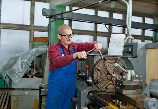 Człowiek pracuje dla produkcji maszyny — Zdjęcie stockowe