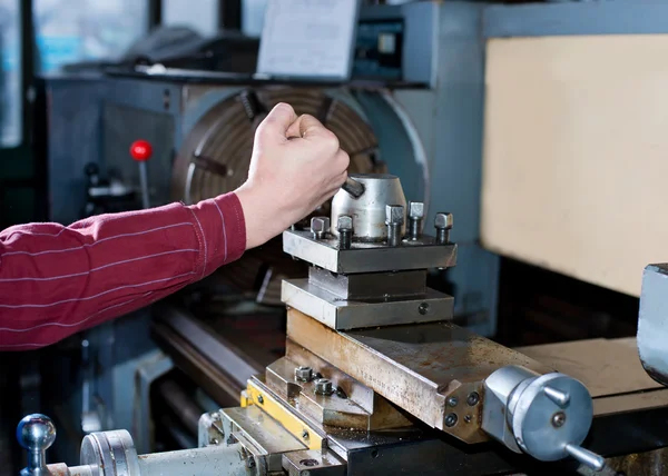 Mann arbeitet für Produktionsmaschine — Stockfoto