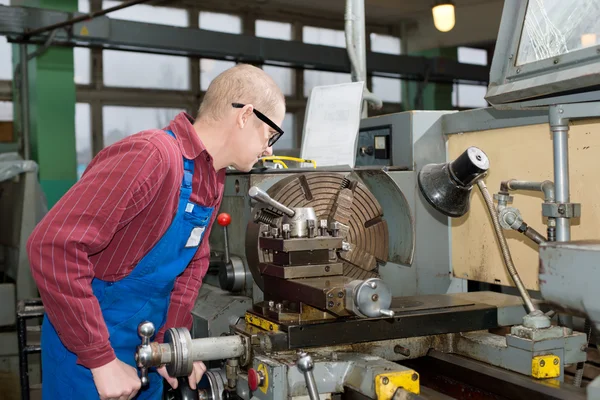 Mann arbeitet für Produktionsmaschine — Stockfoto