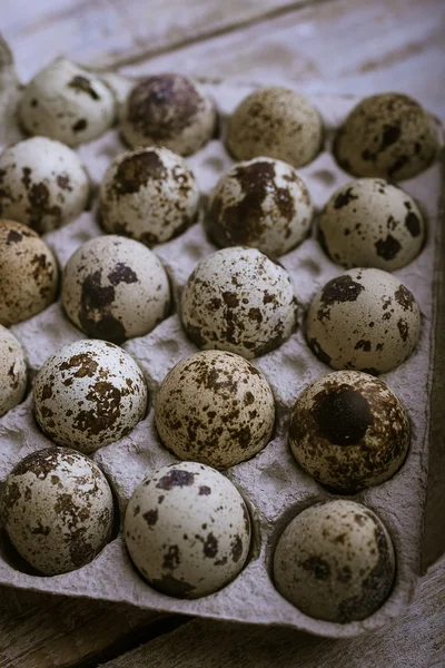 Ovos de codorna em um fundo de madeira — Fotografia de Stock
