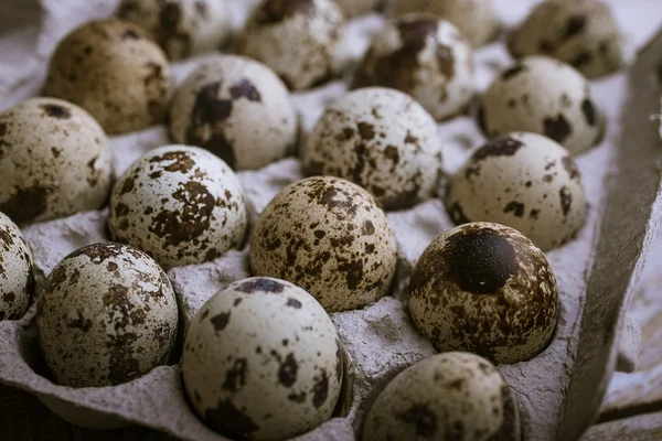 Quail eggs on a wooden background — Stock Photo, Image