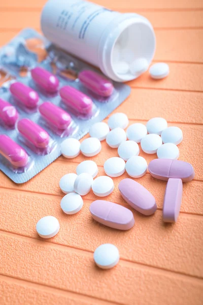 Renkli hapları ve arka planda tabletleri — Stok fotoğraf