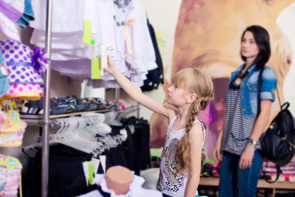 Familie in winkel — Stockfoto