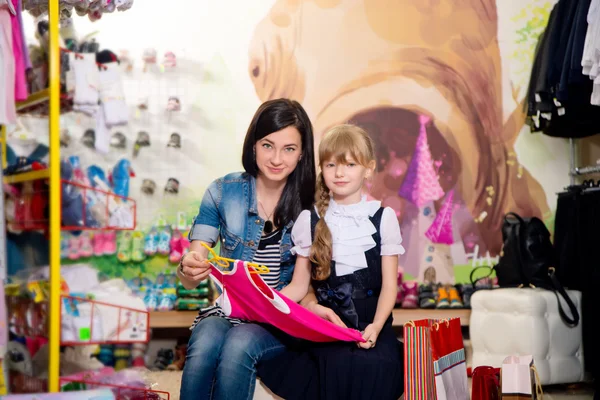 Familie in winkel — Stockfoto