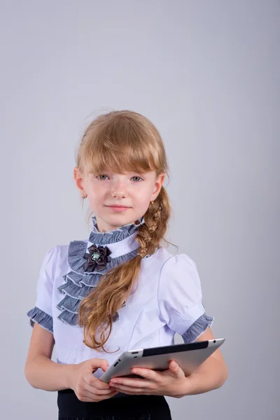 Anime schoolgirl met een laptop — Stockfoto